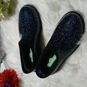 NWOT ground work garden clogs, size 9. Blue decorative shoes.
